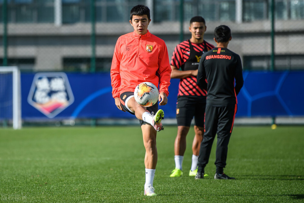 广州队内部会议纪要流出:转会期官宣签约,法甲使命明确,控场能力受关注 广州队内部会议纪要流出:转会期官宣签约,法甲使命明确,控场能力受关注