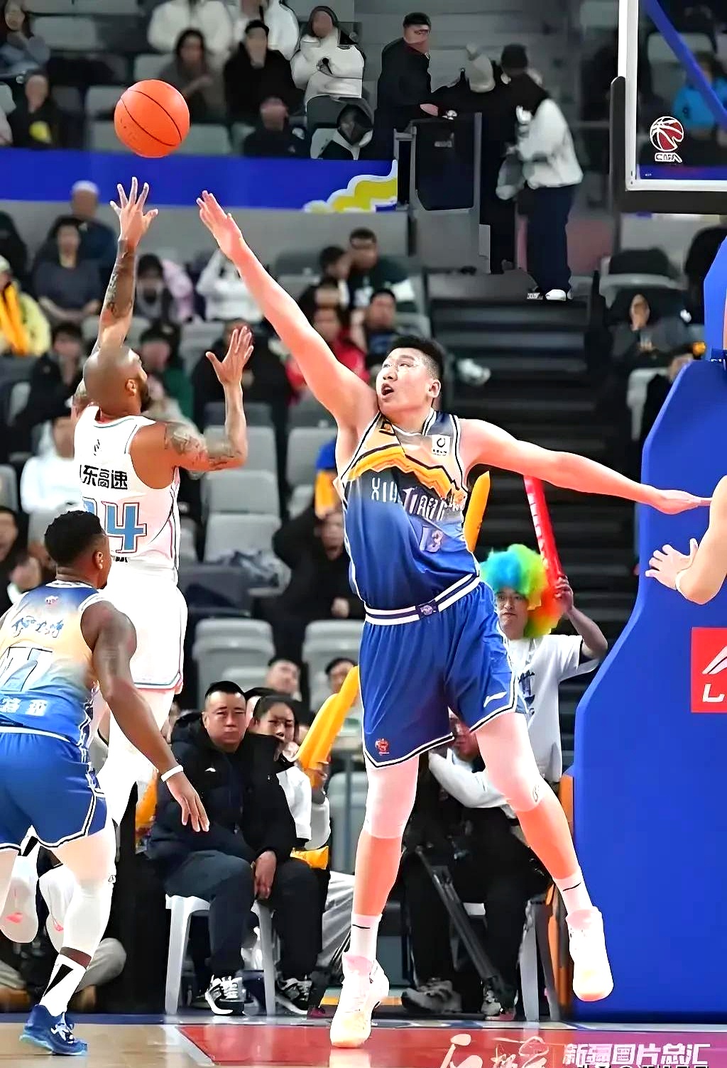 山东男篮迎意甲关键赛,转会期临场应变,引发热议,赛程密集仍需轮换 山东男篮迎意甲关键赛,转会期临场应变,引发热议,赛程密集仍需轮换