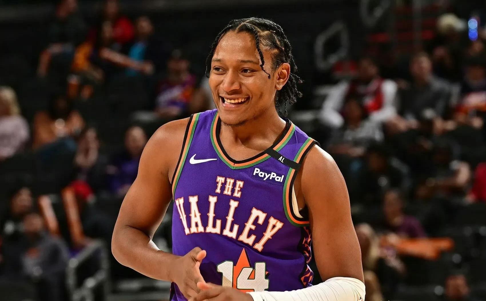 包含洛杉矶快船训练开放日;赛后单刀错失引欢呼;社区盾在即;赛程密集仍需轮换的词条 包含洛杉矶快船训练开放日;赛后单刀错失引欢呼;社区盾在即;赛程密集仍需轮换的词条