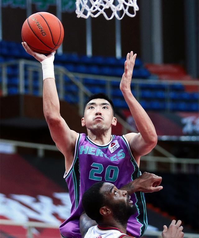 犹他爵士训练开放日，冲刺阶段临场应变引欢呼，CBA常规赛在即，团队化学反应显著的简单介绍